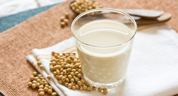 ¿La leche de soya es realmente tan saludable como dicen?