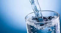 ¿Es mejor el agua simple para la dieta?